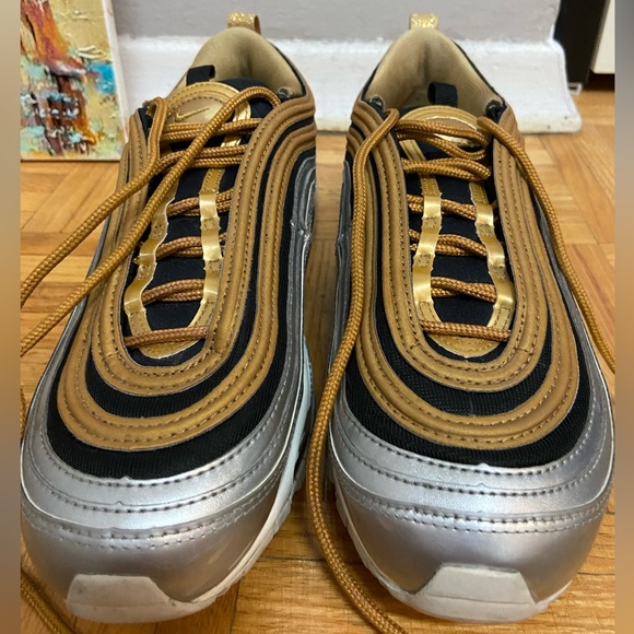 WOMEN’S NIKE AIR MAX 97 SE METALLIC GOLD - SIZE 8 - Picture 6 of 7